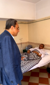 محافظ قنا يطمئن علي عمال حادث أتوبيس الألومنيوم