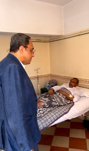 محافظ قنا يطمئن علي عمال حادث أتوبيس الألومنيوم