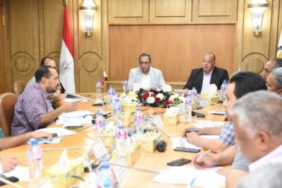 محافظ قنا يتابع ملفات التقنين والتصالح