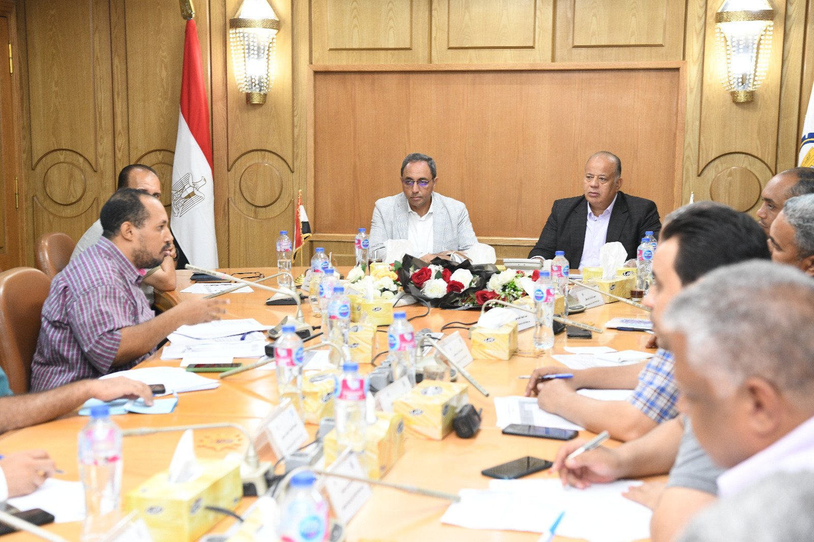 محافظ قنا يتابع ملفات التقنين والتصالح