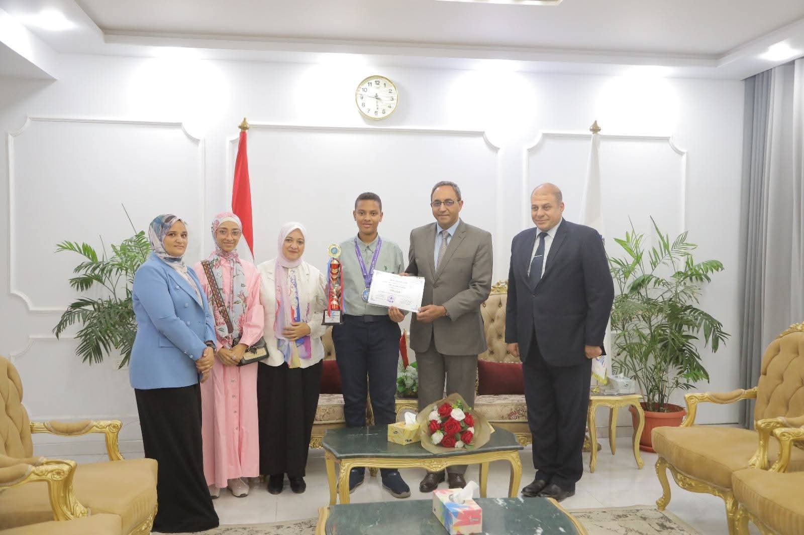 محافظ قنا يكرم الطالب مروان تامر