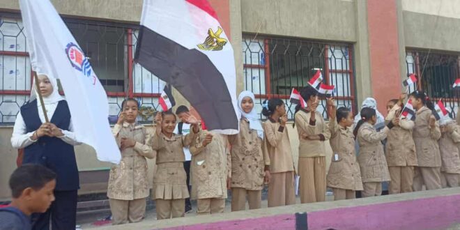 مواطن يحتفل بنصر أكتوبر في مدرسته السابقة بقنا