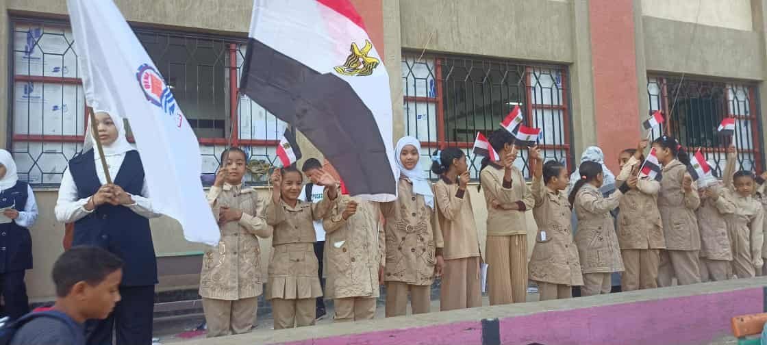 مواطن يحتفل بنصر أكتوبر في مدرسته السابقة بقنا
