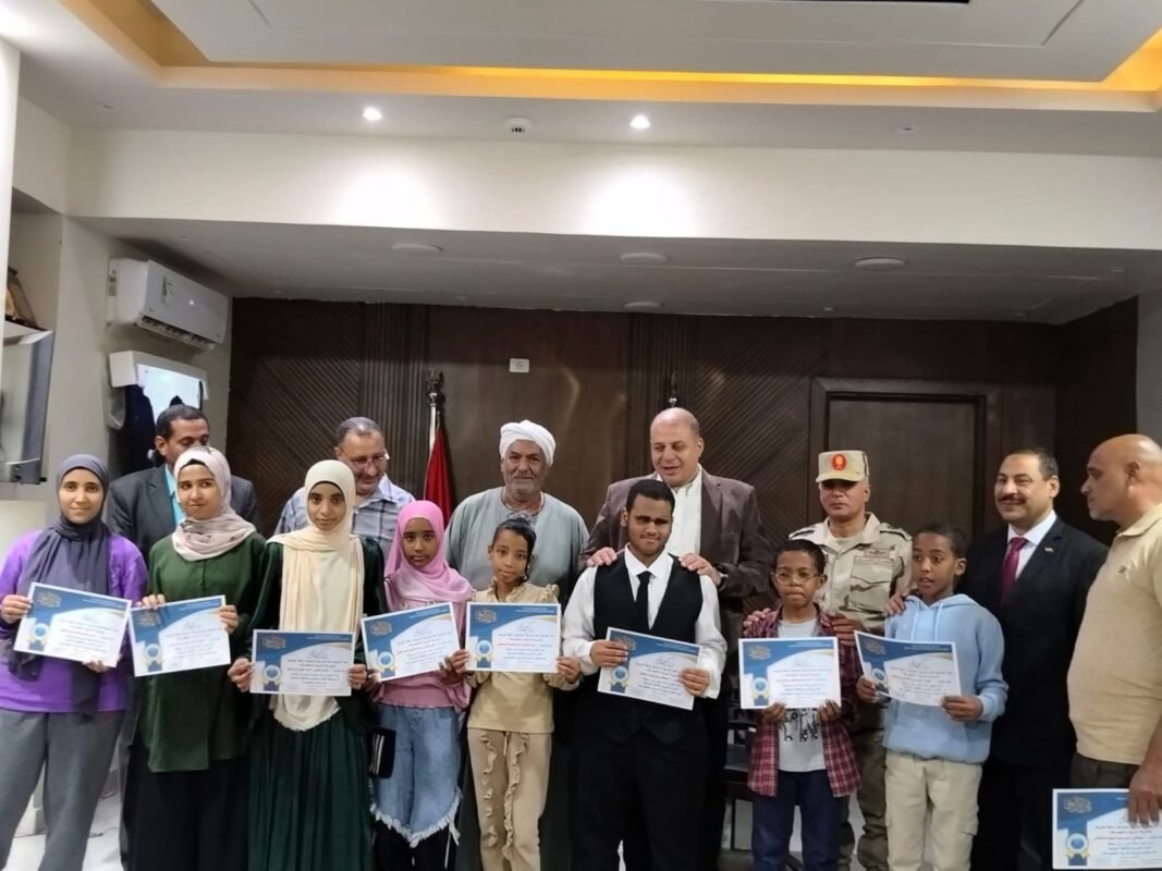 وكيل تعليم قنا يكرم الفائزين في مسابقة القرآن الكريم