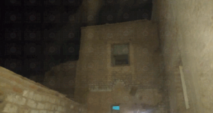 المنزل المنهار