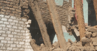 المنزل المنهار