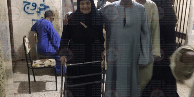 مسنة تشارك في انتخابات مجلس النواب