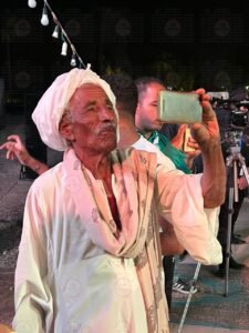 مسن يوثق فرحته بأغاني فاطمة