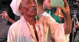 مسن يوثق فرحته بأغاني فاطمة