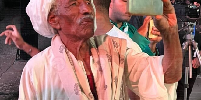 مسن يوثق فرحته بأغاني فاطمة