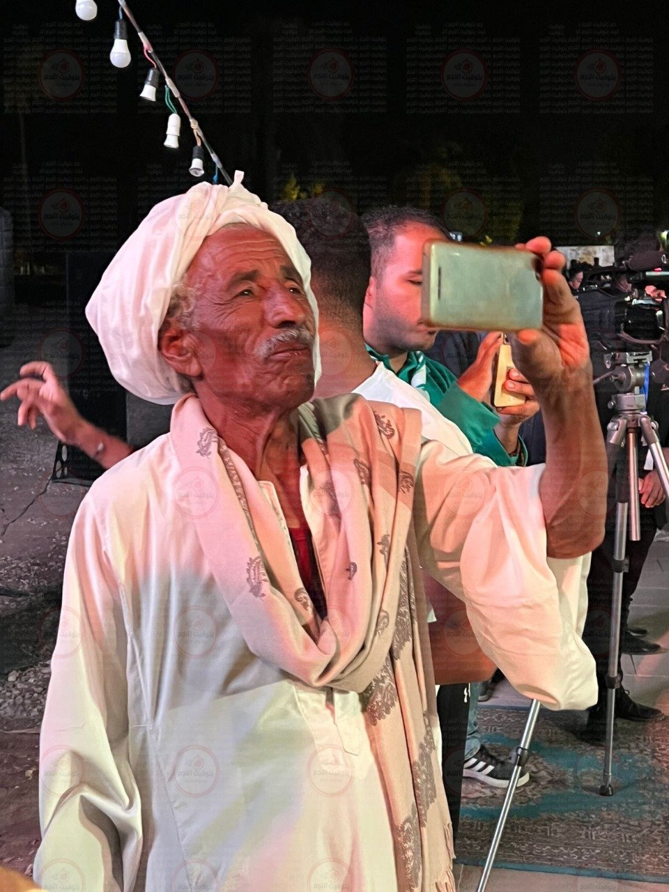 مسن يوثق فرحته بأغاني فاطمة