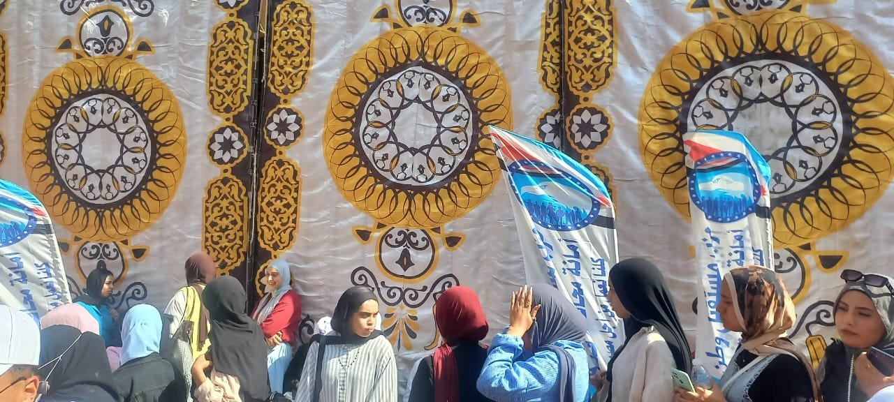 طوابير نسائية أمام لجنة المعهد الديني بقنا