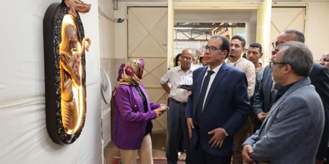 افتتاح معرض فن أشغال الخشب