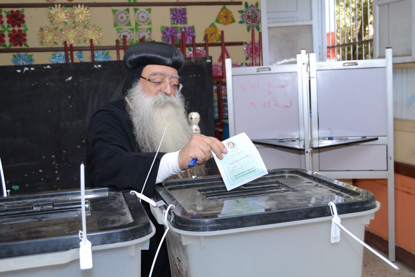 الأنبا تكلا يدلي بصوته في الانتخابات البرلمانية 2025