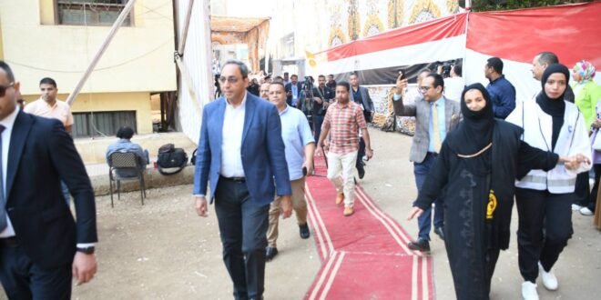 محافظ قنا يتابع سير العمل في اللجان