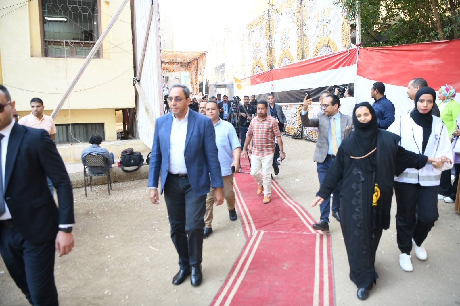 محافظ قنا يتابع سير العمل في اللجان