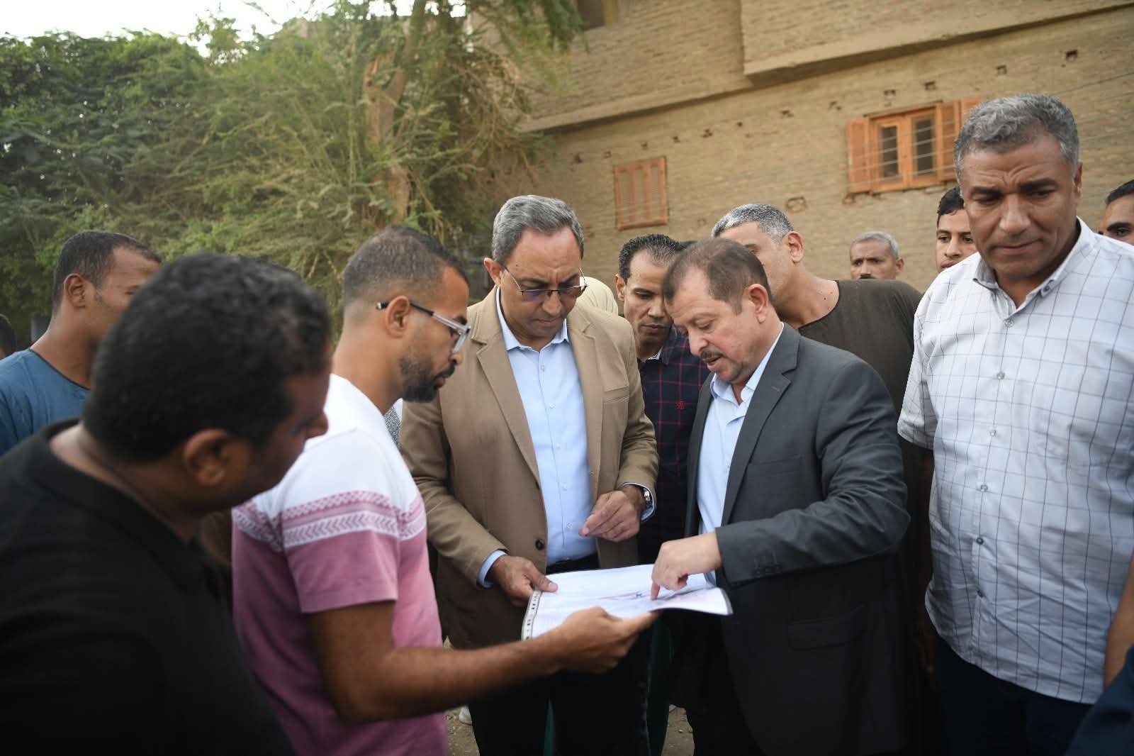 محافظ قنا يتفقد مزلقان العيايشا