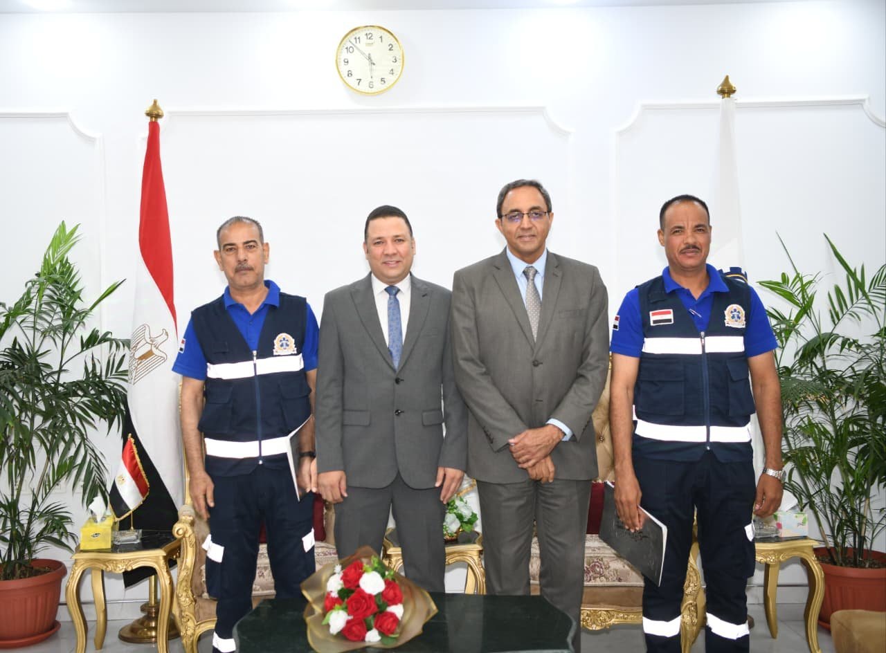 محافظ قنا يكرّم مسعفا وسائقا بنجع حمادي