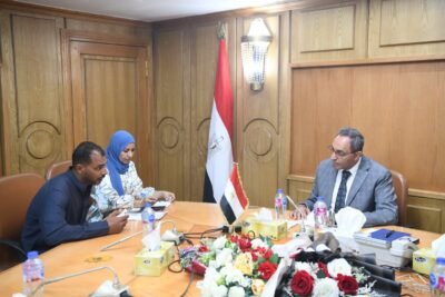 محافظ قنا يناقش 120 شكوى