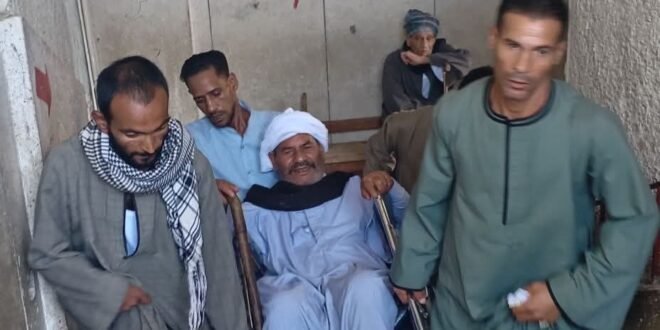 مسن من نجع حمادي يدخل اللجنة على كرسي متحرك