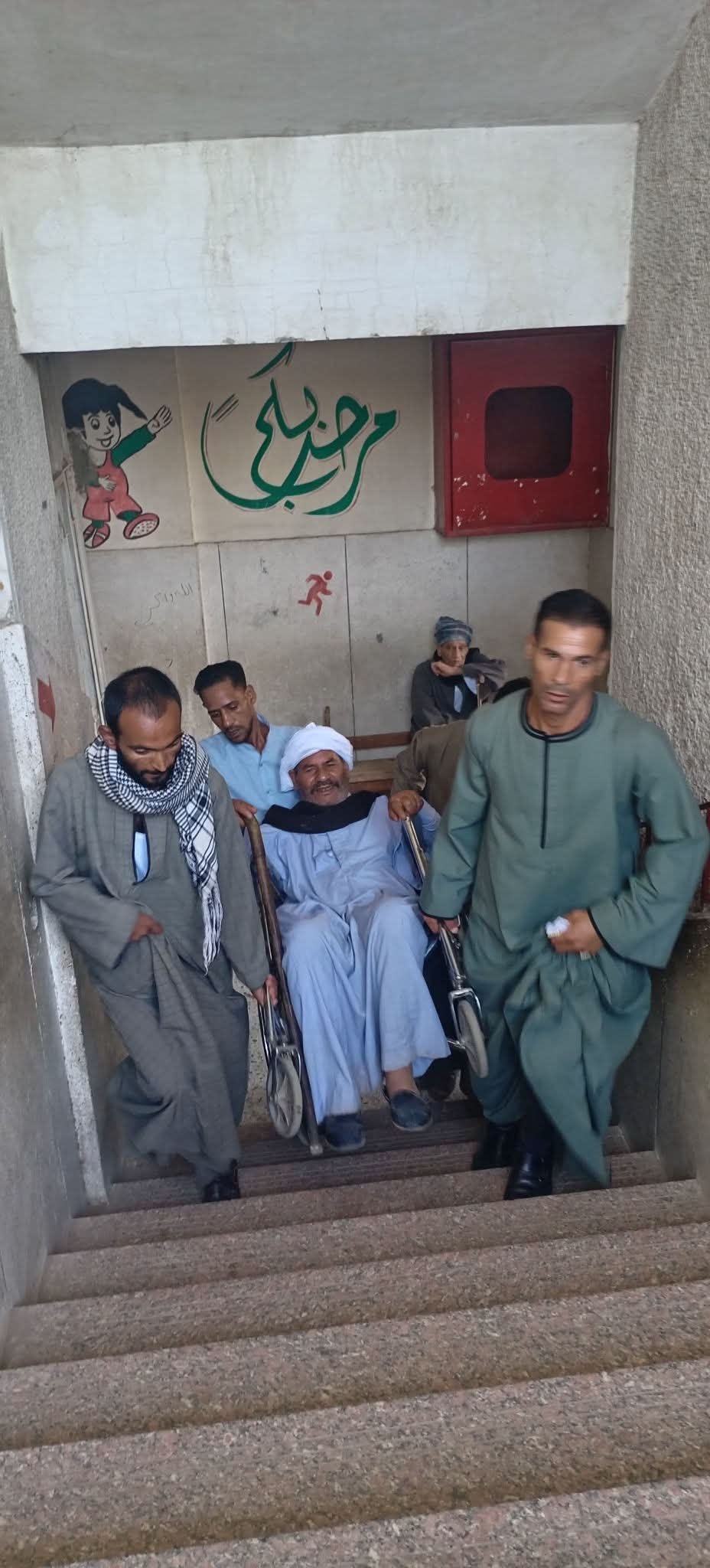 مسن من نجع حمادي يدخل اللجنة على كرسي متحرك