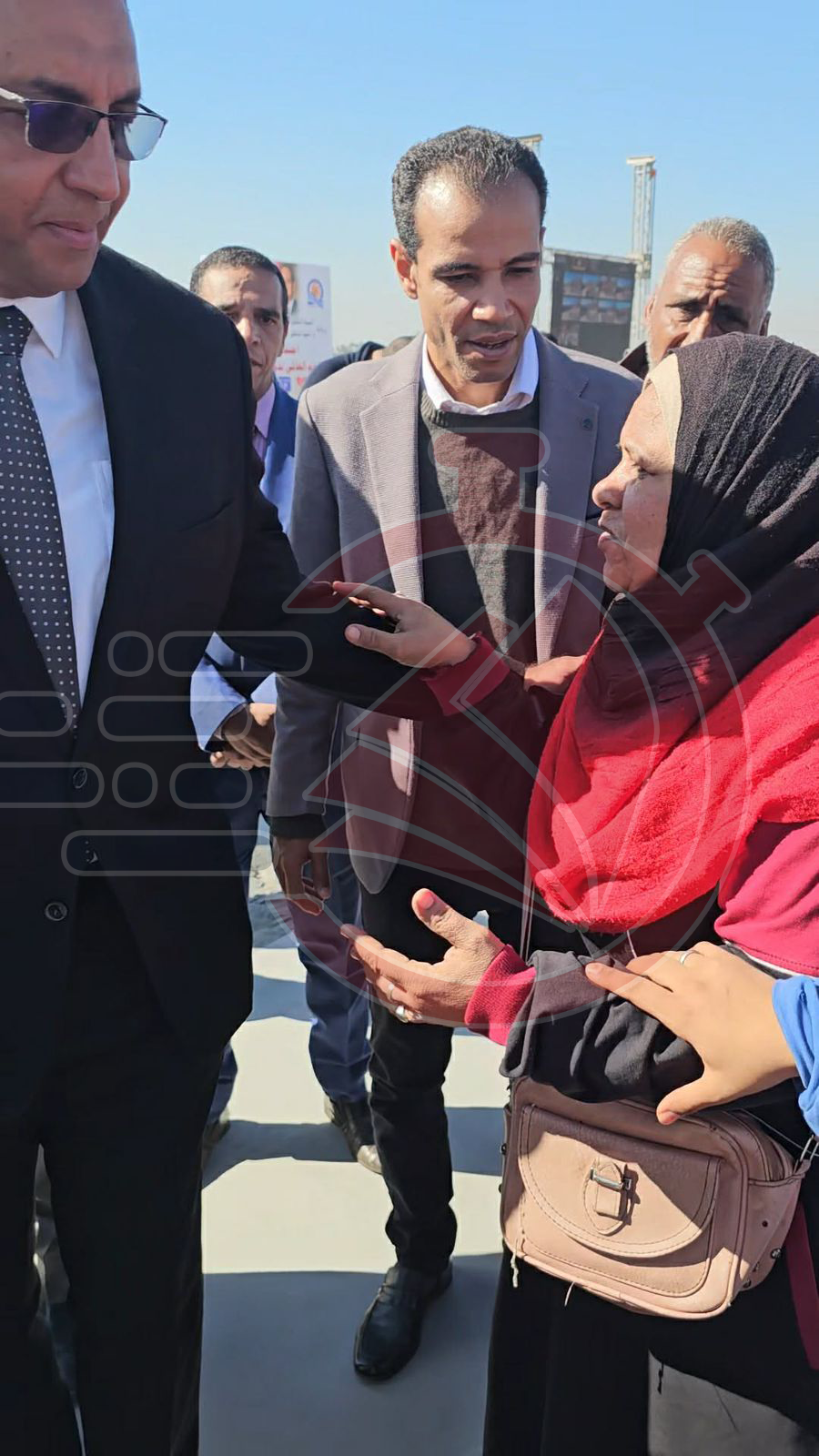 محافظ قنا يستجيب لطلب سيدة