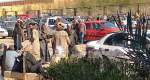 أهالي ضحايا حادث الميكروباص ينتظرون خروج الجثامين