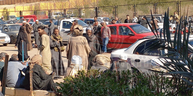 أهالي ضحايا حادث الميكروباص ينتظرون خروج الجثامين