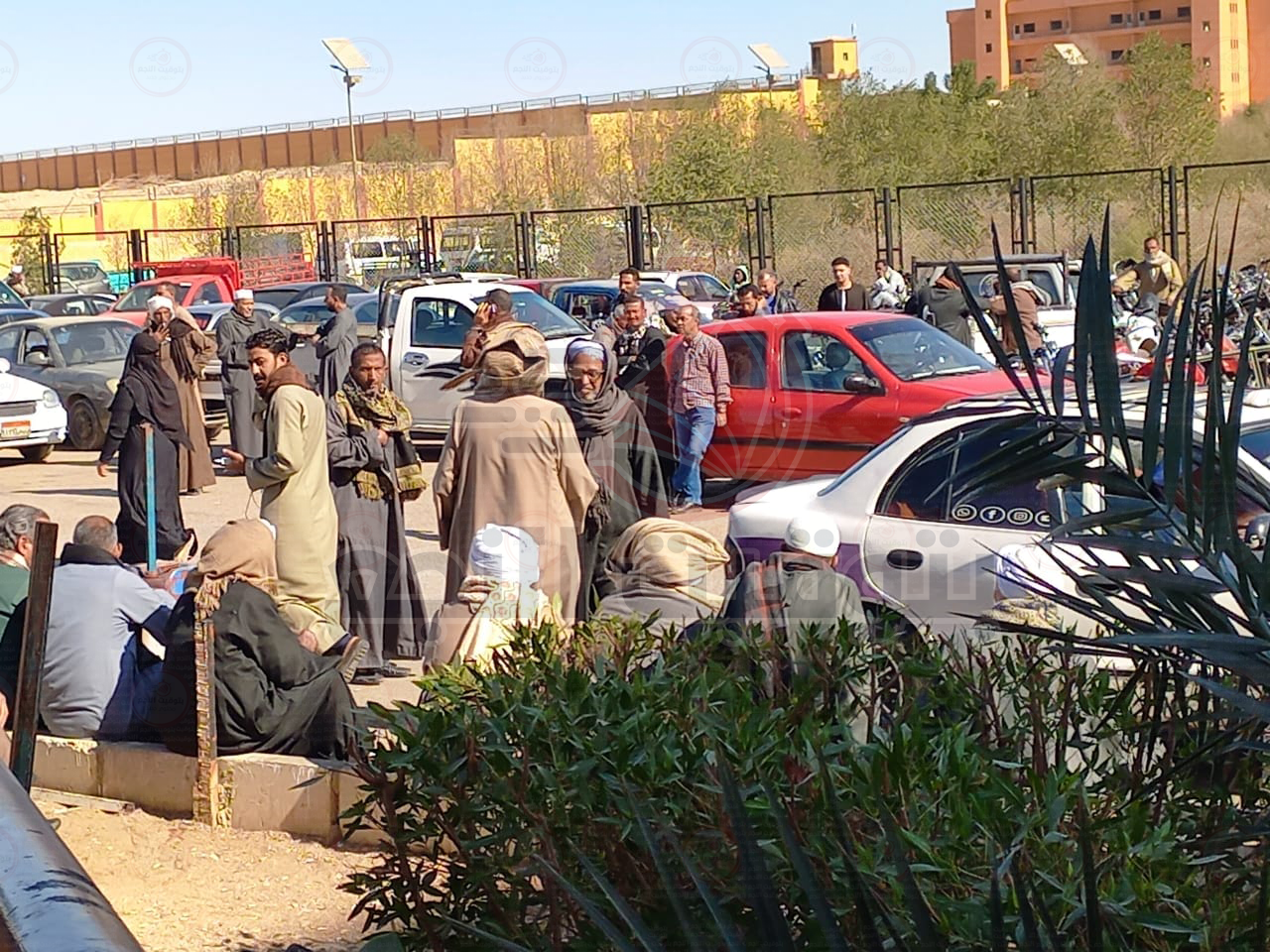 أهالي ضحايا حادث الميكروباص ينتظرون خروج الجثامين