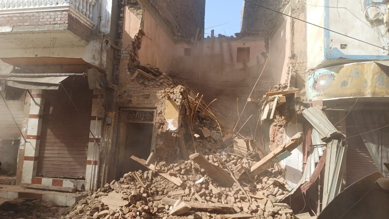 إزالة منزل آيل للسقوط في نجع حمادي