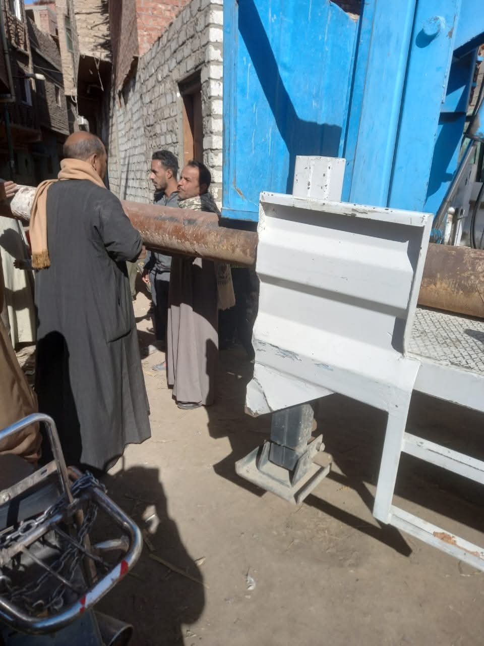 إصلاح عمود كهرباء آيل للسقوط في أبو تشت