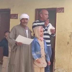 التلميذة ريتاج عماد تقدم شهادة تقدير للعم رمضان