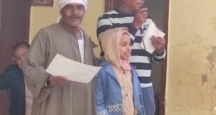 التلميذة ريتاج عماد تقدم شهادة تقدير للعم رمضان