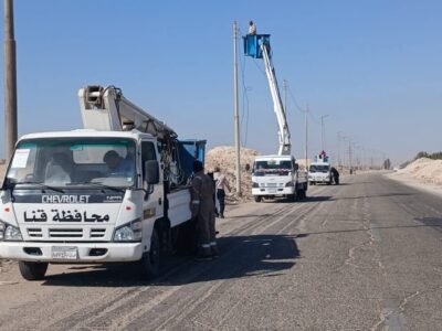 تنفيذ أعمال إنارة بالطريق الصحراوي الغربي بقنا