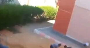 طلاب يؤدون أعمال بناء داخل مدرسة بنقادة