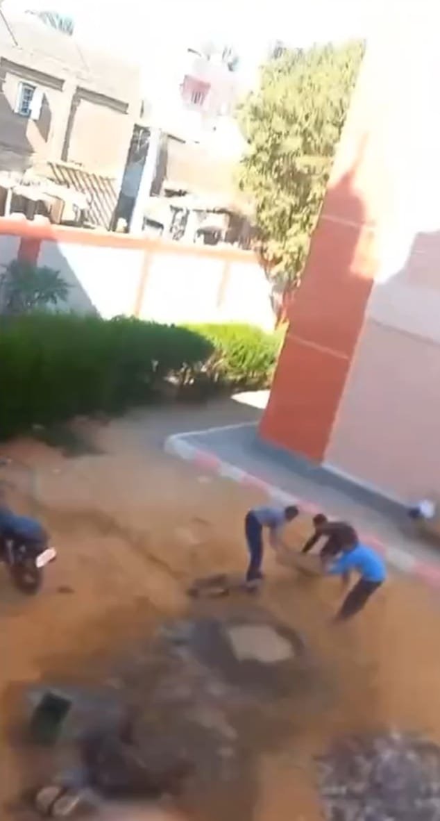 طلاب يؤدون أعمال بناء داخل مدرسة بنقادة