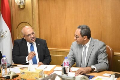 محافظ قنا يبحث مع «الاستثمار» جذب مشروعات جديدة