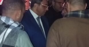 محافظ قنا يتابع ميدانيا حادث انقلاب ميكروباص بقرية الجبلاو