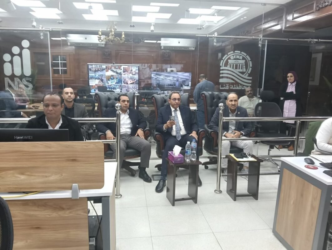 محافظ قنا يتابع غلق اللجان الانتخابية