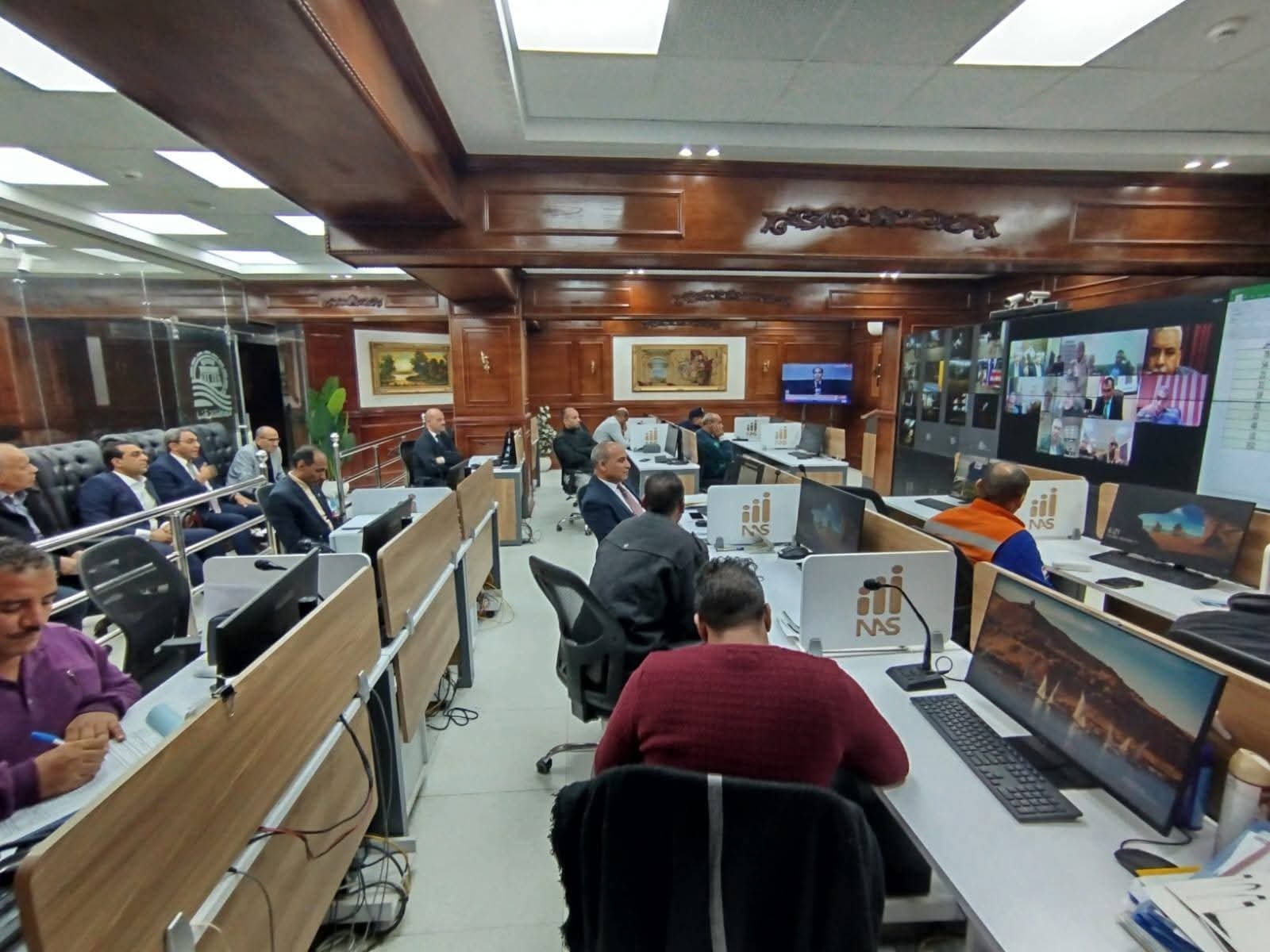 محافظ قنا يتابع غلق اللجان الانتخابية