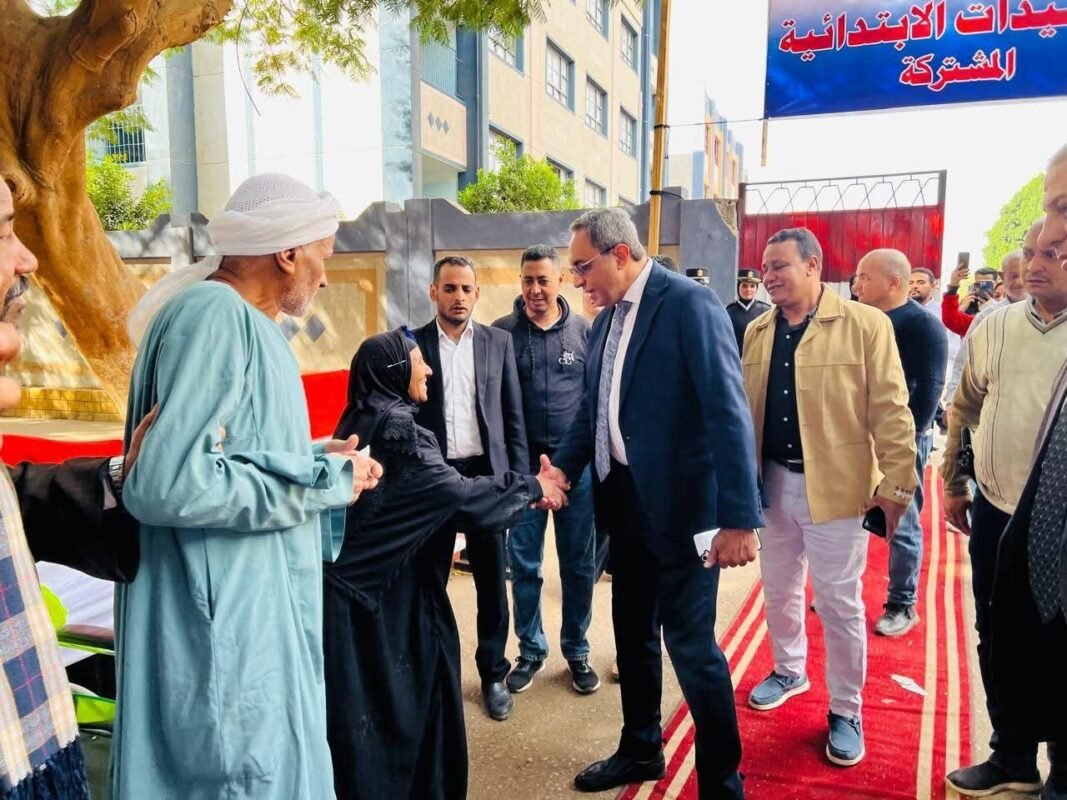 سيدة مسنّة تفاجئ محافظ قنا