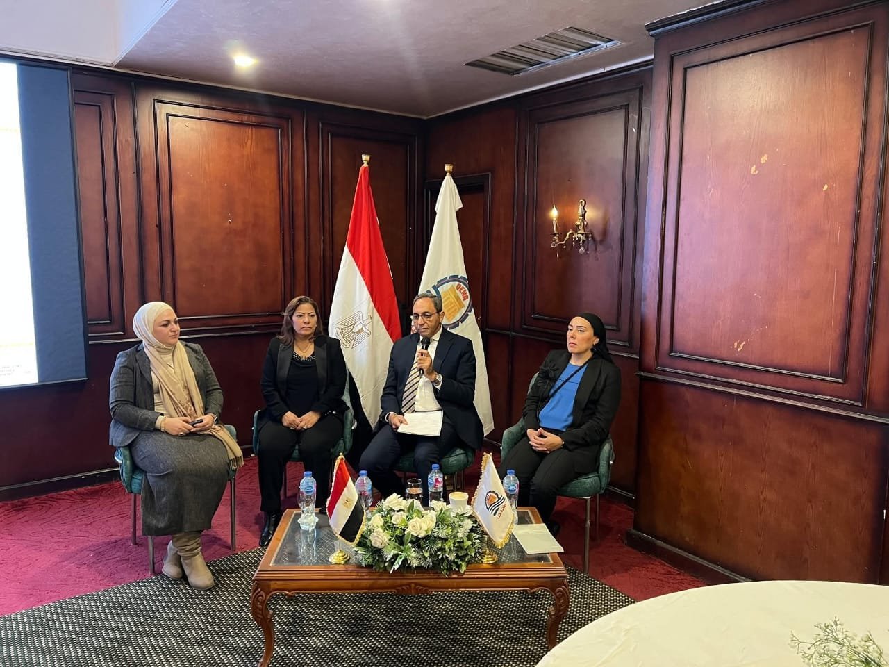 محافظ قنا يشارك في ورشة عمل حول التغيرات المناخية