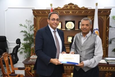 محافظ قنا يكرم عاملًا بالمحافظة