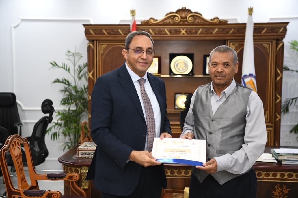 محافظ قنا يكرم عاملًا بالمحافظة