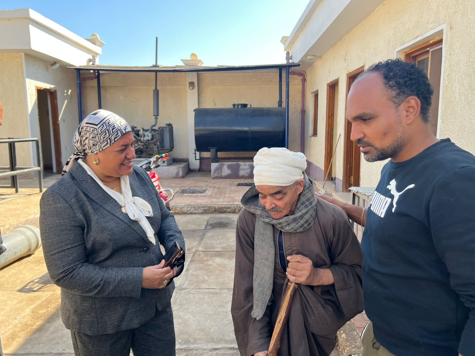 مسن يشكو للنائبة رحاب الغول تأخر إجراء عمليته