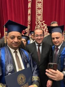 وزير المالية يكرّم ابن نجع حمادي