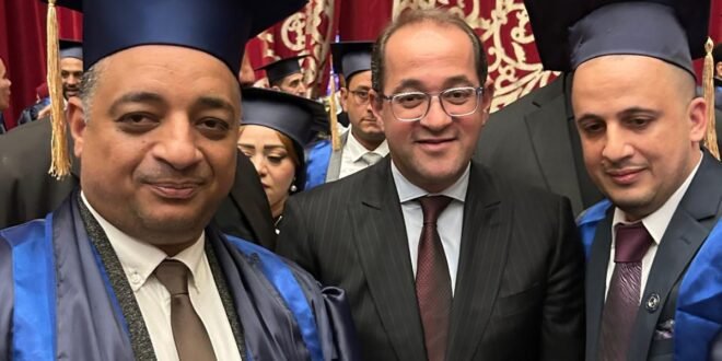 وزير المالية يكرّم ابن نجع حمادي