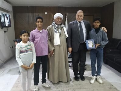 وكيل تعليم قنا يكرم طالبين بعد فوزهما بالذهبية