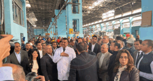 رئيس الوزراء بين عمال مصنع الألومنيوم بنجع حمادي