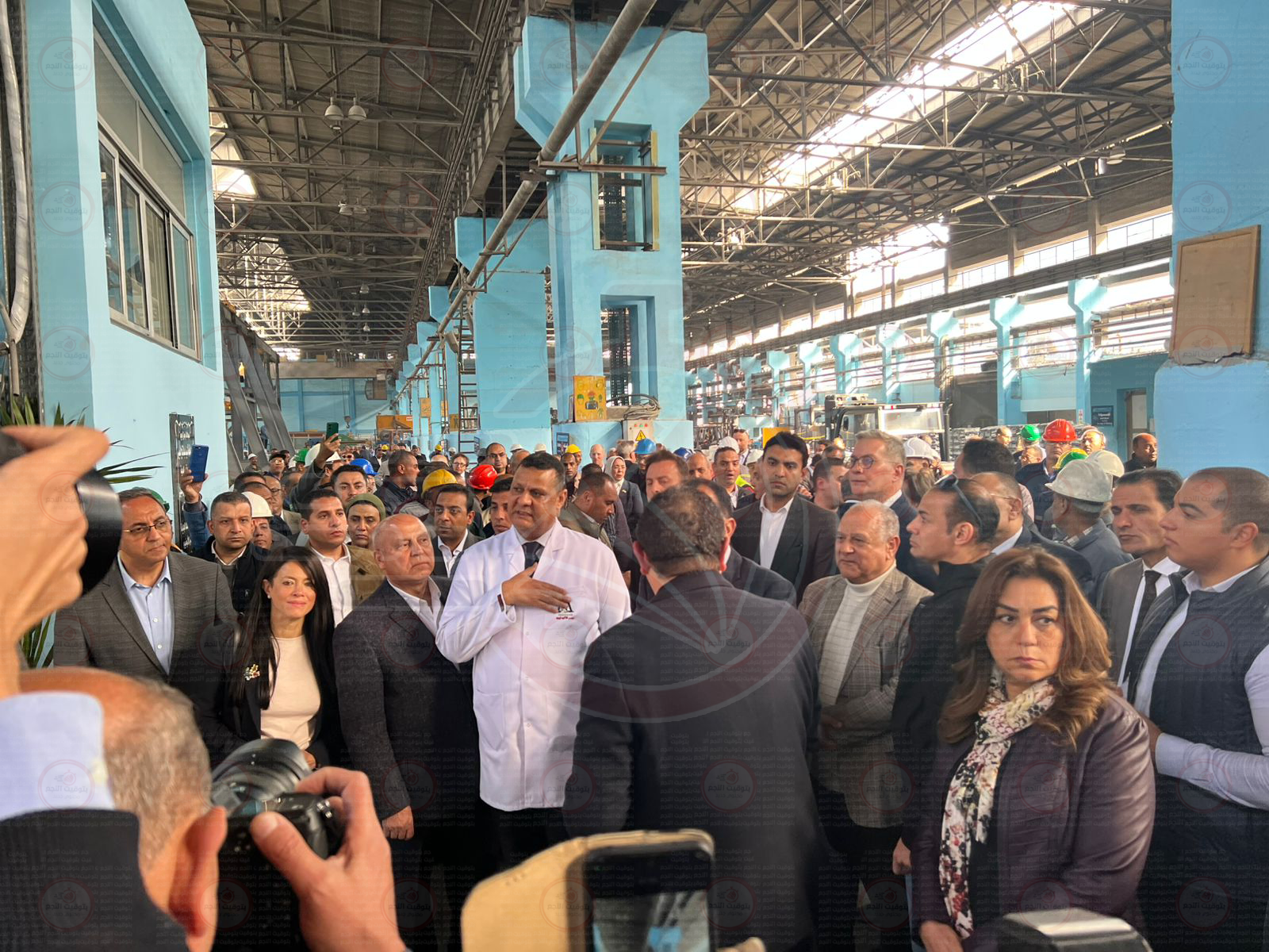 رئيس الوزراء بين عمال مصنع الألومنيوم بنجع حمادي